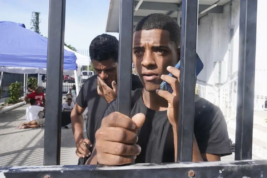 Una puerta se cierra y otra se abre para los cubanos que buscan emigrar