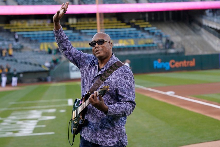 Bernie Williams, quien fuera jardinero central de los Yanquis de Nueva York, saluda después de tocar el himno nacional de Estados Unidos antes del juego de béisbol entre los Atléticos de Oakland y los Mellizos de Minnesota, en Oakland, California, el 16 de mayo de 2022. Williams debutará con la Filarmónica de Nueva York el 24 de abril cuando el director venezolano Gustavo Dudamel dirija la gala de primavera de la orquesta en el David Geffen Hall del Lincoln Center.&nbsp;