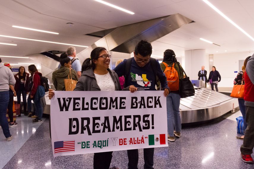 Pese a las amenazas oficiales de eliminar el programa de Acción Diferida (DACA), 35 soñadores se arriesgarán en agosto a viajar a México y aprovecharán así la oportunidad de sellar en sus pasaportes un ingreso legal al país.