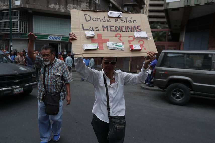Un grupo de trabajadores de la salud y pacientes protesta este lunes frente a la sede de la Cruz Roja Venezolana para exigir la distribución de las medicinas que llegaron al país el pasado 16 de abril como parte de la ayuda&nbsp;humanitaria&nbsp;enviada por la Federación Internacional de Sociedades de la Cruz Roja y de la Media Luna Roja, en Caracas.&nbsp;