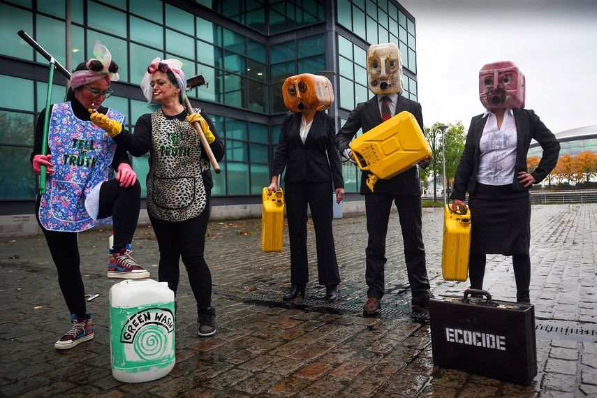 Activistas de Ocean Rebellion vierten aceite falso frente a la sede de la COP26 en Glasgow el 29 de octubre de 2021 antes del inicio de la cumbre climática. &nbsp; &nbsp;