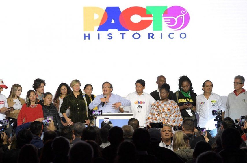 El candidato presidencial colombiano por el partido político Colombia Humana y la Coalición del Pacto Histórico, Gustavo Petro (C), pronuncia un discurso después de ganar la coalición de izquierda durante las elecciones parlamentarias en Bogotá.