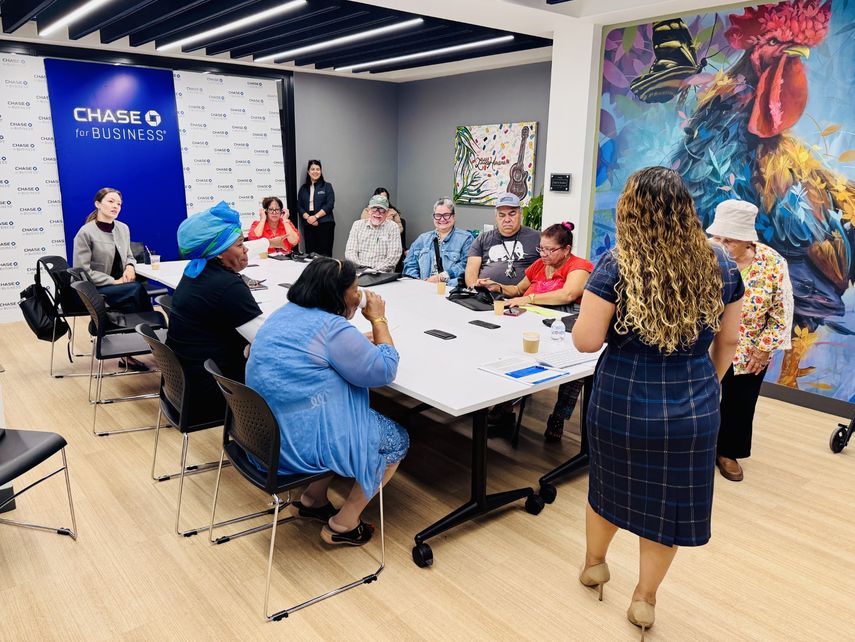 Evento comunitario en La Pequeña Habana para fortalecer seguridad financiera a los clientes.