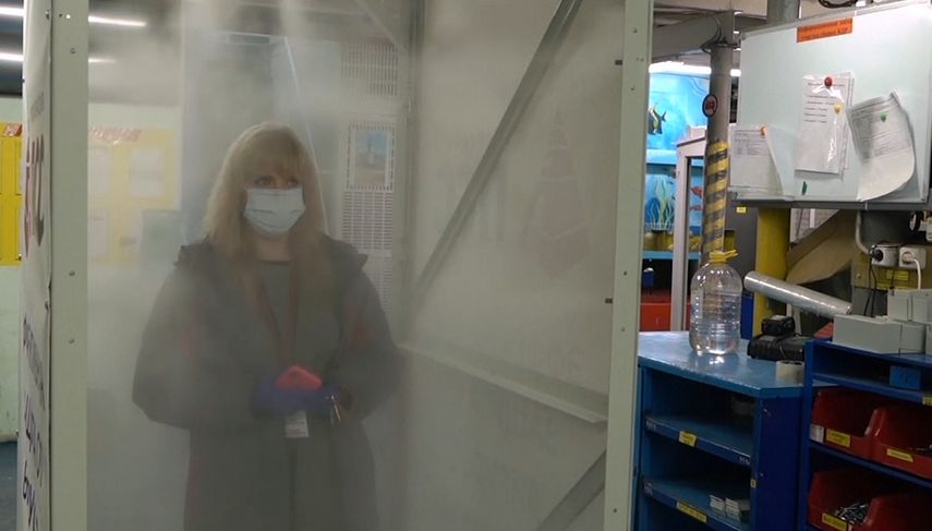La máquina que se prueba en un hospital de Pern, en Rusia,&nbsp;sólo toma 50 segundos&nbsp;para desinfectar la ropa, los zapatos y otros artículos del personal médico.