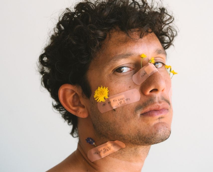 El cantante Carlos Neda convierte el dolor en arte con Oveja Negra