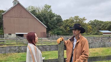 Fotografía cedida por Parkinsons Foundation que muestra a Myrella Guzmán junto a su padre Fidel, quien padece la enfermedad de parkinson.