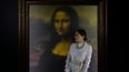Una mujer posa para fotografías junto a una reproducción del retrato de Lisa Gherardini, esposa de Francesco del Giocondo, conocida como la Mona Lisa o La Gioconda, durante la exposición Da Vinci Experience en la Ciudad de México, el 10 de junio de 2021.&nbsp;