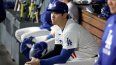 El japonés Shohei Ohtani, de los Dodgers de Los Ángeles, observa desde el dugout durante un juego ante los Cerveceros de Milwaukee, el 14 de octubre de 2026.