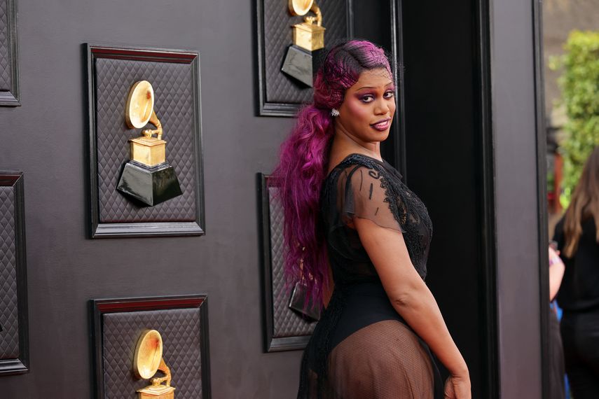 La actriz Laverne Cox posa en la alfombra roja de los Grammy 2022 en el MGM Grand Garden Arena el 03 de abril.