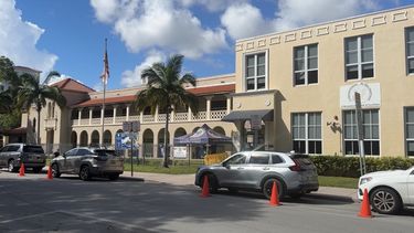 Vista exterior de una escuela pública en Miami-Dade, donde los estudiantes tienen acceso a programas de ayuda financiera para su educación.&nbsp;
