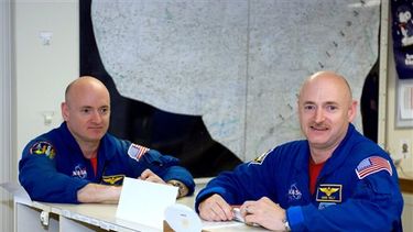 Los astronautas gemelos Mark Kelly, a la derecha y Scott Kelly a la izquierda, en una base cerca del Centro Espacial Johnson en Houston.  (Foto AP/NASA)