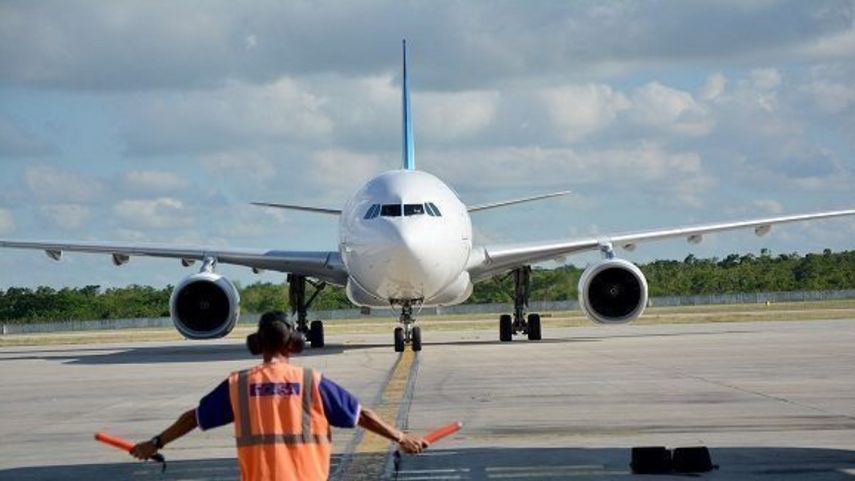 Un avión realiza operaciones en la losa del&nbsp;Aeropuerto Internacional Juan Gualberto Gómez, de Varadero, Matanzas.