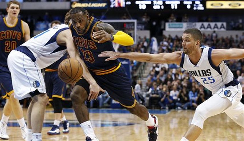 LeBron (al centro) ha jugado 12 temporadas en la NBA, ocho con los Cavaliers. (AP)