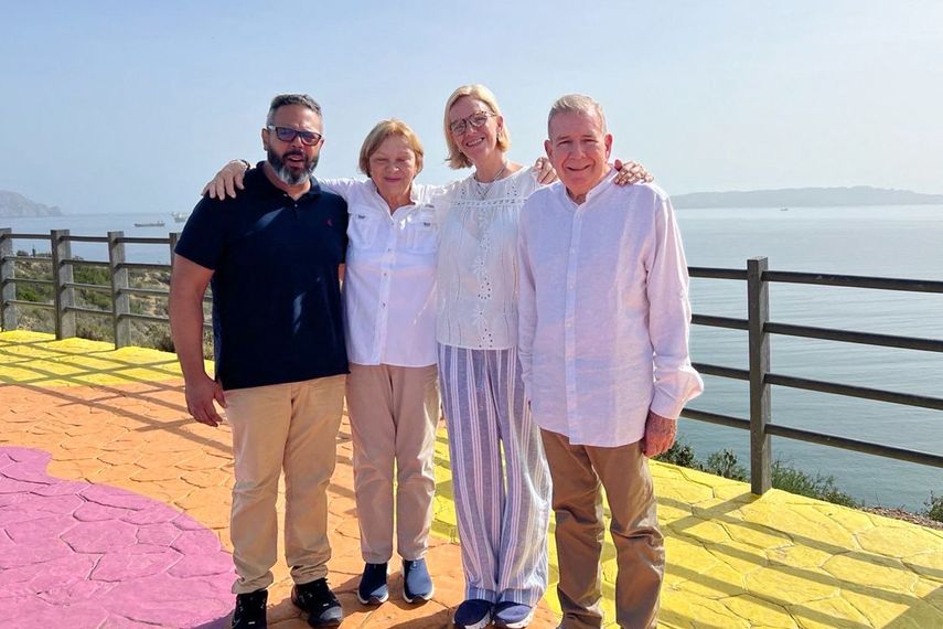 Esta foto, publicada el 7 de enero de 2025 por la familia González López, muestra al presidente Edmundo González Urrutia (der.) posando con su familia (izq.): su hija Mariana González López, su esposa Mercedes López y su yerno Rafael Tudares antes de su secuestro