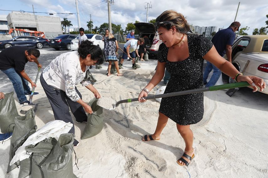 Varios residentes de Hallandale Beach, en Florida,&nbsp;llenaban sacos de arena para llevárselos a casa ante la amenaza de los fuertes vientos y las lluvias del huracán Dorian, el 30 de agosto de 2019.