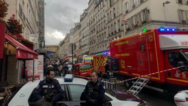 La policía francesa acordonó el área donde ocurrió el crimen.