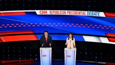 El gobernador de Florida, Ron DeSantis y la exembajadora de Estados Unidos ante la ONU, Nikki Haley, hablan durante el quinto debate de las primarias presidenciales republicanas en la Universidad Drake en Des Moines, Iowa, el 10 de enero de 2024.