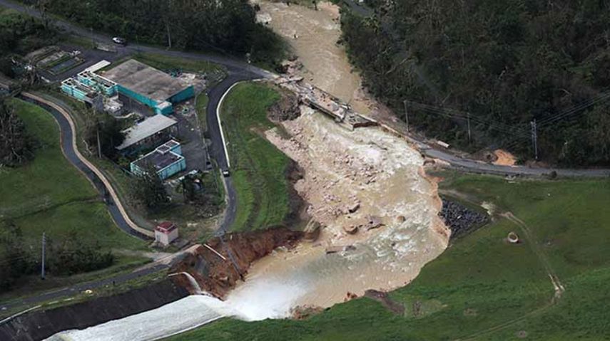 La presa Guajataca, en el noroeste de Puerto Rico, sigue liberando agua y corre riesgo de fracturarse.