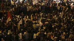 Simpatizantes del candidato centroderechista a la presidencia de Ecuador, Guillermo Lasso, se reúnen cerca a la sede central del Consejo Nacional Electoral (CNE). 