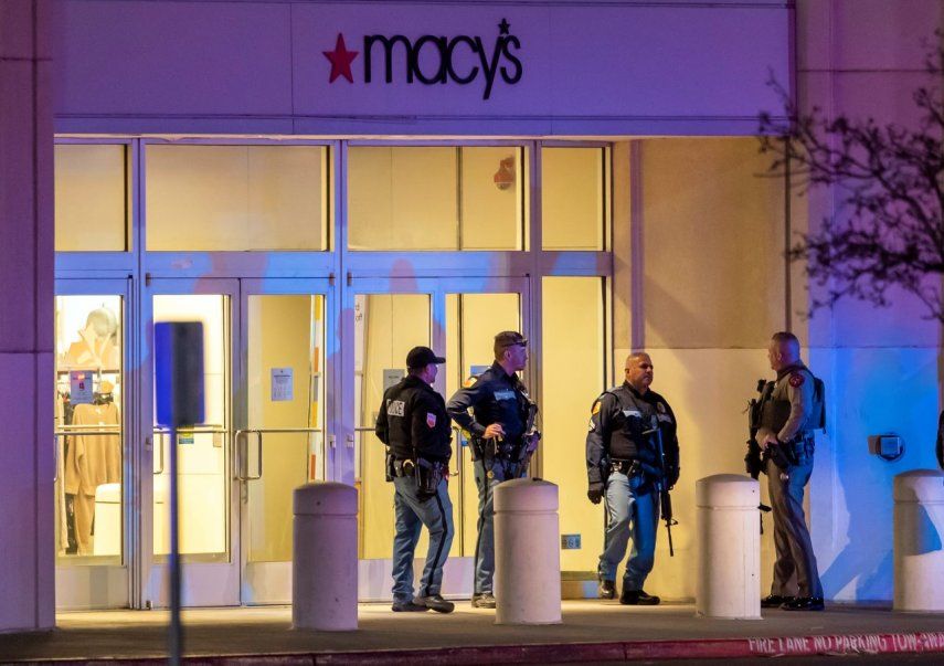 Agentes de la policía vigilan la entrada de un centro comercial, el miércoles 15 de febrero de 2023, en El Paso, Texas.&nbsp;