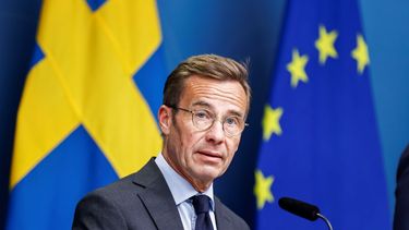 El primer ministro sueco Ulf Kristersson habla en conferencia de prensa en Estocolmo.