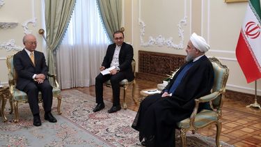 El presidente iraní Hassan Rouhani (der.) hablando con el Director General de la Agencia Internacional de Energía Atómica (AIEA) Yukiya Amano (izq.) en la oficina presidencial en Teherán, Irán, el 29 de octubre de 2017.