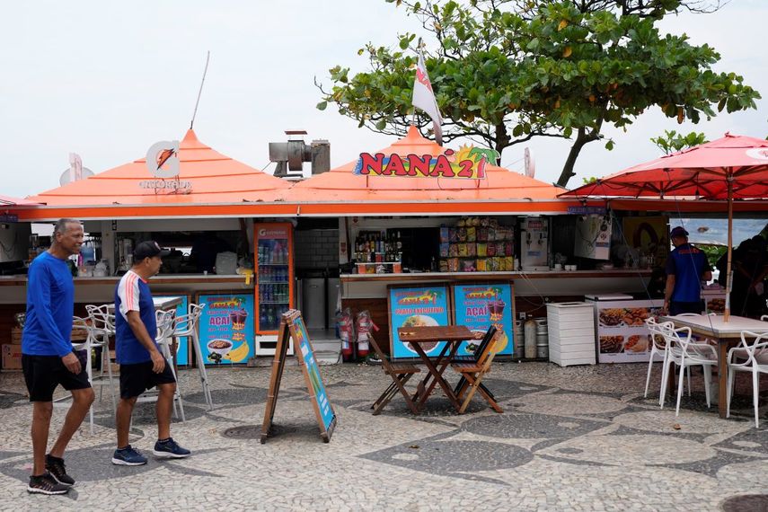 El restaurante Nana 2 donde cuatro médicos fueron baleados opera de manera regular en la playa del vecindario Barra de Tijuca, en Río de Janeiro, Brasil, el jueves 5 de octubre de 2023.