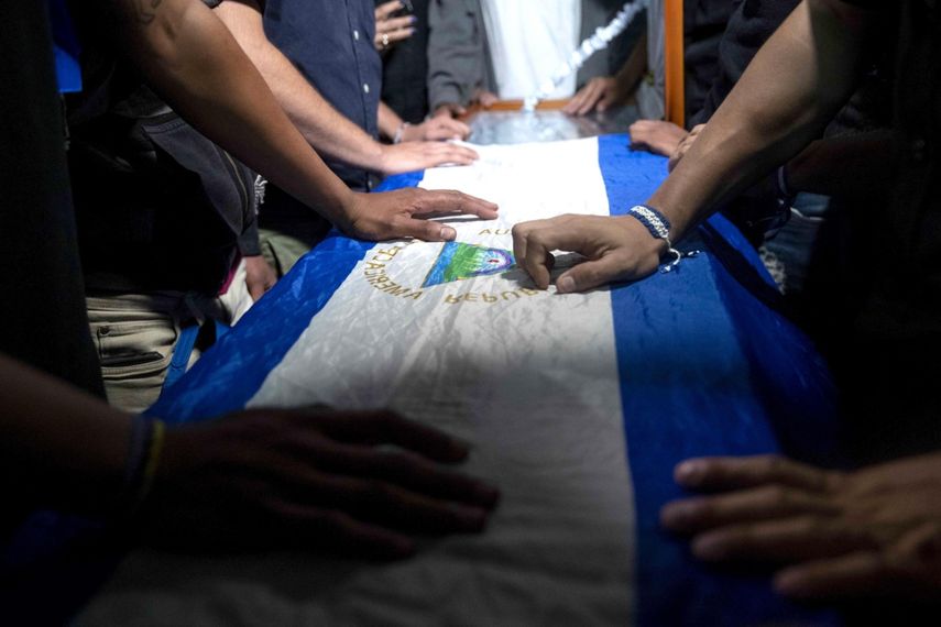 Un grupo de jóvenes fue registrado este domingo al cubrir con una bandera de Nicaragua el féretro del nicaragüense-estadounidense Eddy Montes, durante su funeral en Matagalpa (Nicaragua).