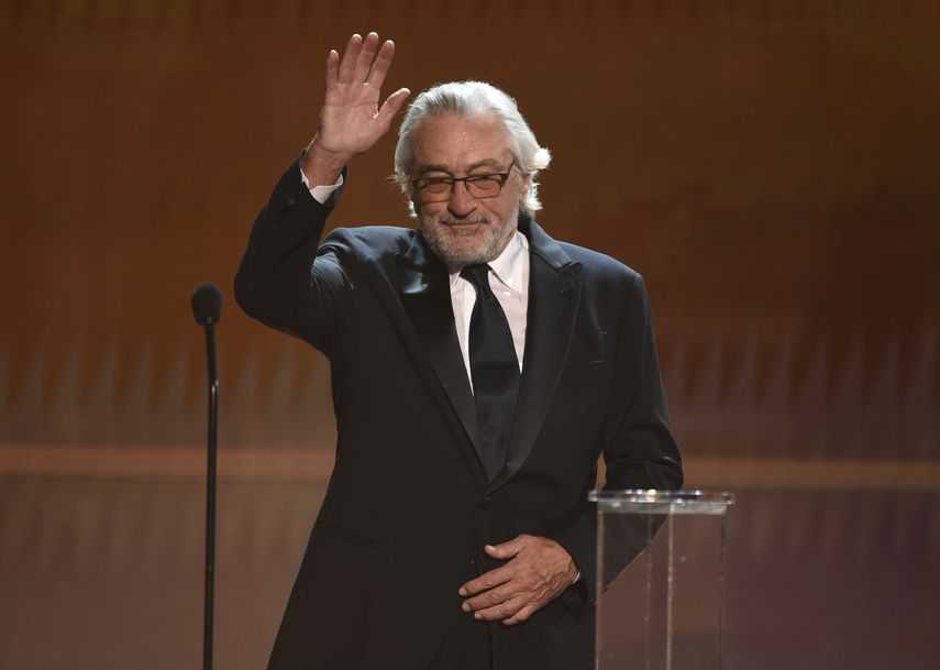 Robert De Niro recibe el premio a la trayectoria durante la ceremonia de los Premios SAG, el domingo 19 de enero del 2020 en Los Ángeles.