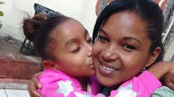La pequeña Brianna junto a su mamá, Yaniris. 