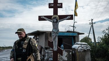 Un soldado se encuentra en un puesto de control en Shevchenkove, región de Kharkiv, el 18 de septiembre de 2022.