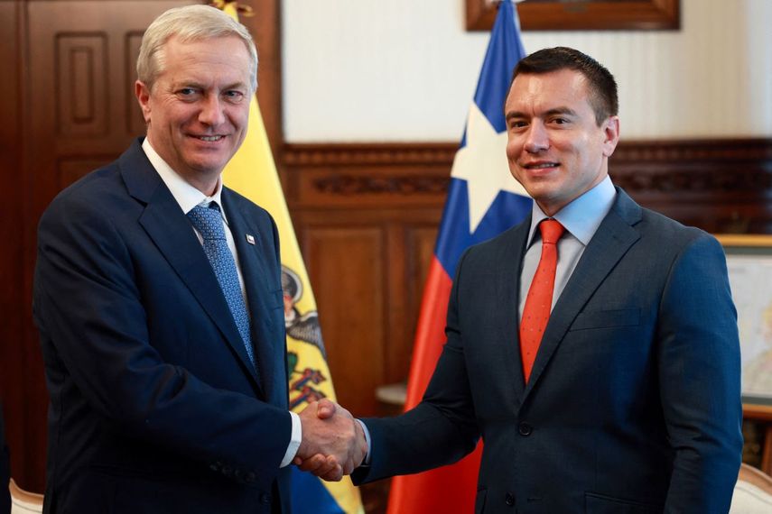 Fotografía publicada por la presidencia ecuatoriana del presidente electo de Chile, José Antonio Kast (i), estrechando la mano del presidente ecuatoriano, Daniel Noboa, en el palacio de gobierno de Quito el 23 de diciembre de 2025. Kast y Noboa se reunieron para discutir el interés bilateral en abordar el narcotráfico y la migración irregular.