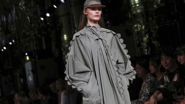 Una modelo presenta&nbsp;piezas de la colecci&oacute;n primavera-verano 2020 de Stella McCartney en la Semana de la Moda de Par&iacute;s.
