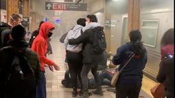Esta fotografía proporcionada por Will B Wylde muestra a una persona que recibe ayuda en el andén de una estación de metro de Brooklyn, Nueva York, el martes 12 de abril de 2022.