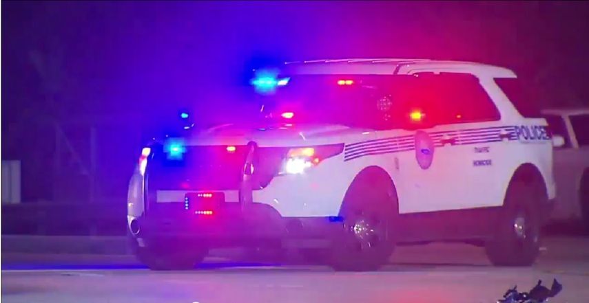 Miami-Dade Fire Rescue dijo que los carriles hacia el este de la autopista Palmetto fueron bloqueados.