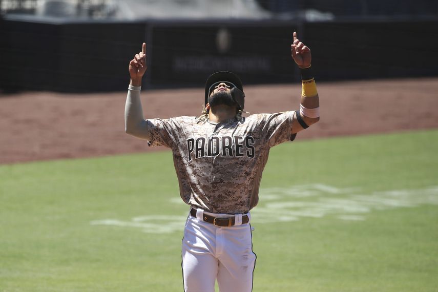 El dominicano Fernando Tatis Jr., de los Padres de San Diego, celebra luego de conectar un cuadrangular en la segunda entrada del juego ante los Diamondbacks de Arizona, el domingo 9 de agosto de 2020, en San Diego.&nbsp;