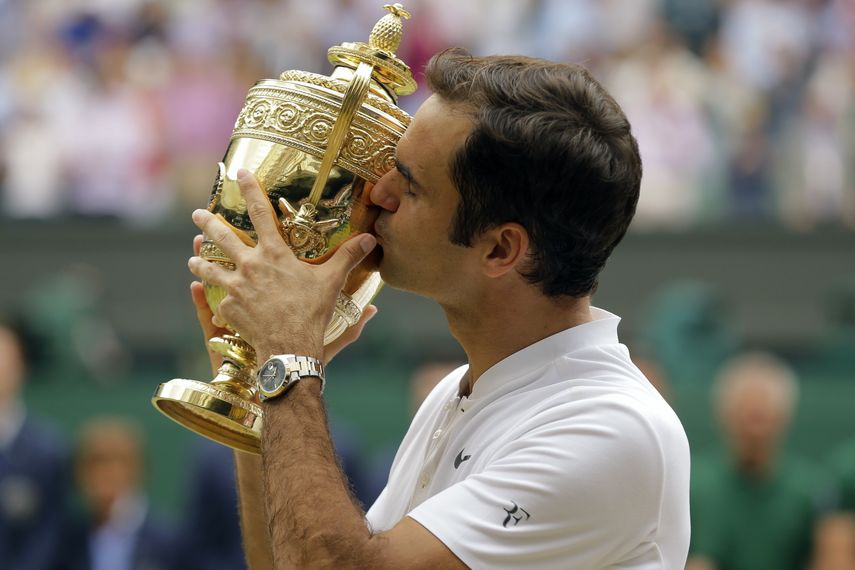 En esta foto del 6 de julio de 2017, Roger Federer besa el trofeo de campe&oacute;n de Wimbledon tras derrotar a Marin Cilic en la final.&nbsp;