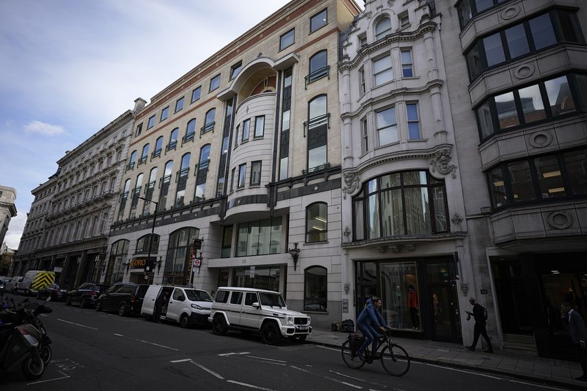 En la imagen vista de la facha de los números 56-60 de Conduit Street, en el distrito de Mayfair, en Londres, el 4 de octubre de 2021. La propiedad está ligada al presidente de Azerbaiyán, Ilham Aliyev, según un reporte llamado los Papeles de Pandora sobre presuntas irregularidades fiscales.&nbsp;