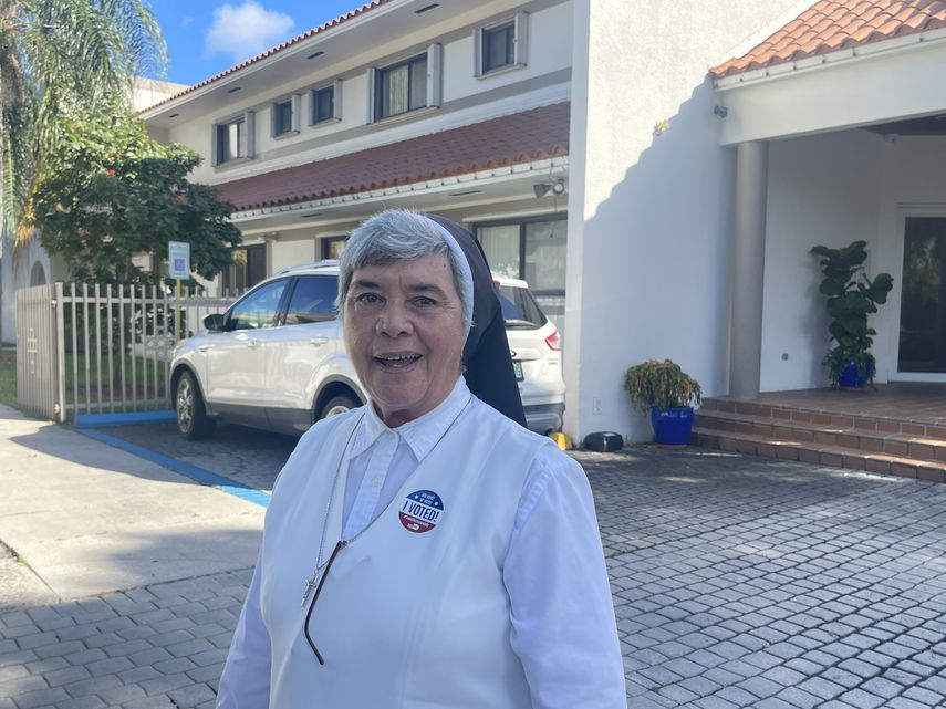 Residente de Hialeah participa en las elecciones municipales. 