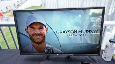 Una transmisión televisiva proyecta en la carpa de transmisión una foto de Grayson Murray durante la tercera ronda del torneo de golf Charles Schwab Challenge en el Colonial Country Club, en Fort Worth, Texas, el sábado 25 de mayo de 2024.