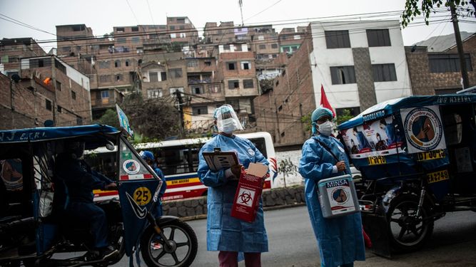 Trabajadores de la salud llegan para inocular a ancianos con dosis de la vacuna Pfizer-BioNTech contra COVID-19, a su casa del distrito El Agustino en Lima, Perú, el 28 de abril de 2021.
