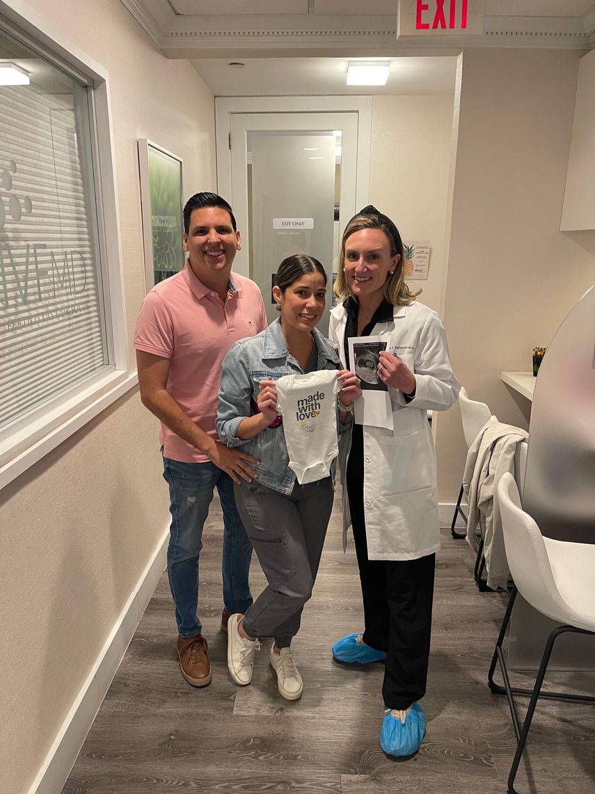 La doctora Katherine Palmerola, especialista en fertilidad de IVFMD South Miami, junto a los padres de Lía durante su tratamiento de fertilidad.