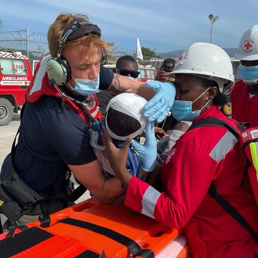 La Guardia Costera proporciona asistencia médica durante las operaciones humanitarias en Haití. Foto del Distrito 7 de la Guardia Costera de EEUU. El Departamento de Estado resalta la labor de los héroes estadounidenses en el Día Mundial de la Asistencia Humanitaria