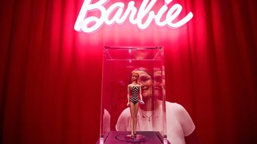 Una asistente de galería posa con la muñeca Barbie original de primera edición de 1959 durante la sesión fotográfica Barbie: The Exhibition en el Museo de Diseño de Londres el 1 de julio de 2024.