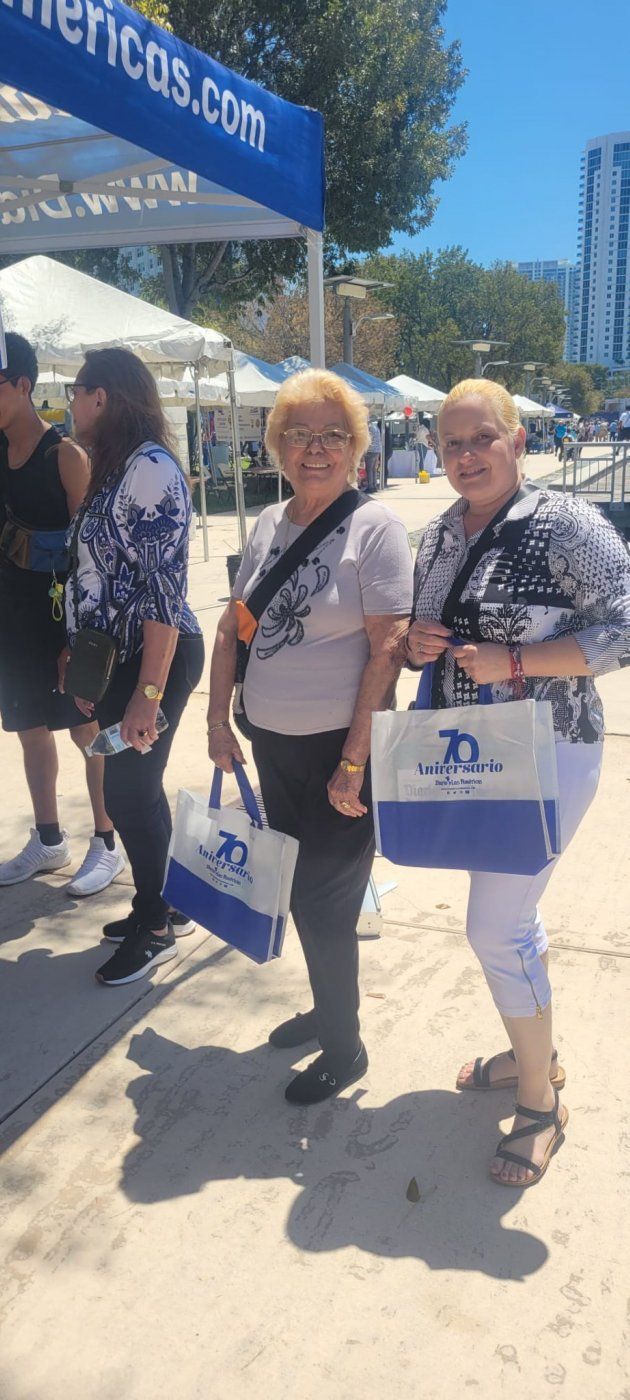 Dos participantes del evento 25 aniversario de Miami River Day 2024.