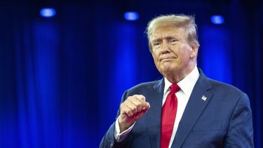 El aspirante a la candidatura republicana a la presidencia y expresidente Donald Trump hace un gesto a su salida de la conferencia conservadora CPAC 2024 en National Harbor, en Oxon Hill, Maryland, el sábado 24 de febrero de 2024. 
