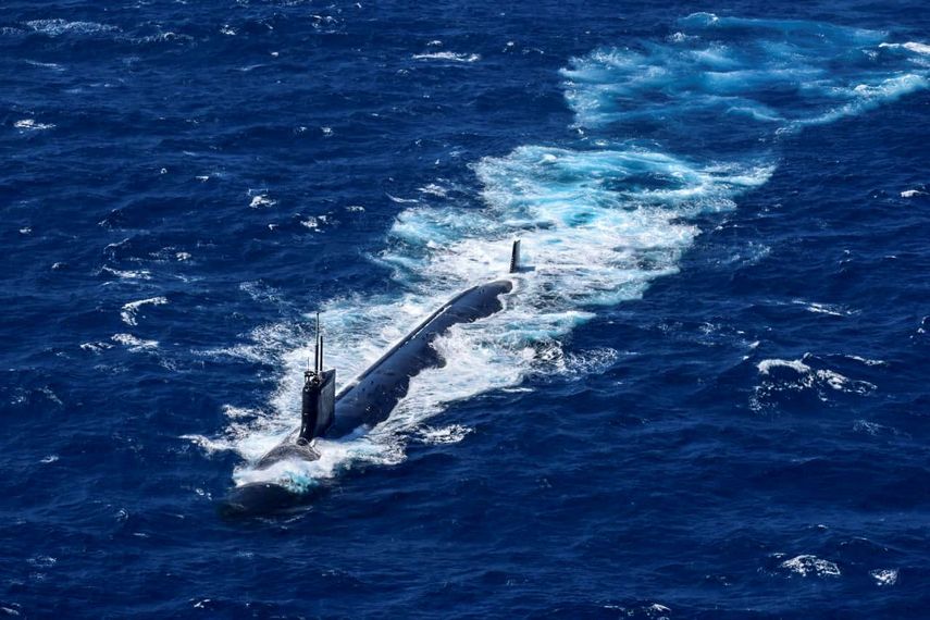 Un submarino nuclear estadounidense durante ejercicios militares a 70 millas náuticas (130 kilómetros) de Cartagena, Colombia, el 28 de febrero de 2022.