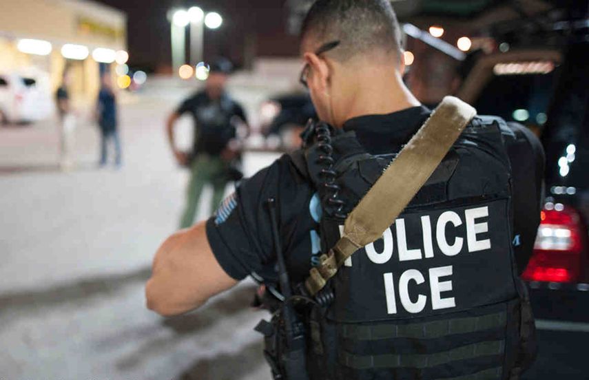 El Servicio de Inmigración y Control de Aduanas de los Estados Unidos vela por el cumplimiento de la leyes de inmigración.
