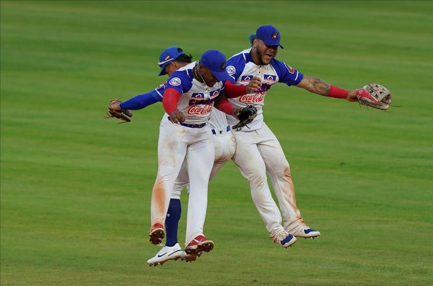 Los jugadores de Colombia festejan luego de doblegar a Venezuela en la semifinal de la Serie del Caribe, el miércoles 2 de febrero de 2022