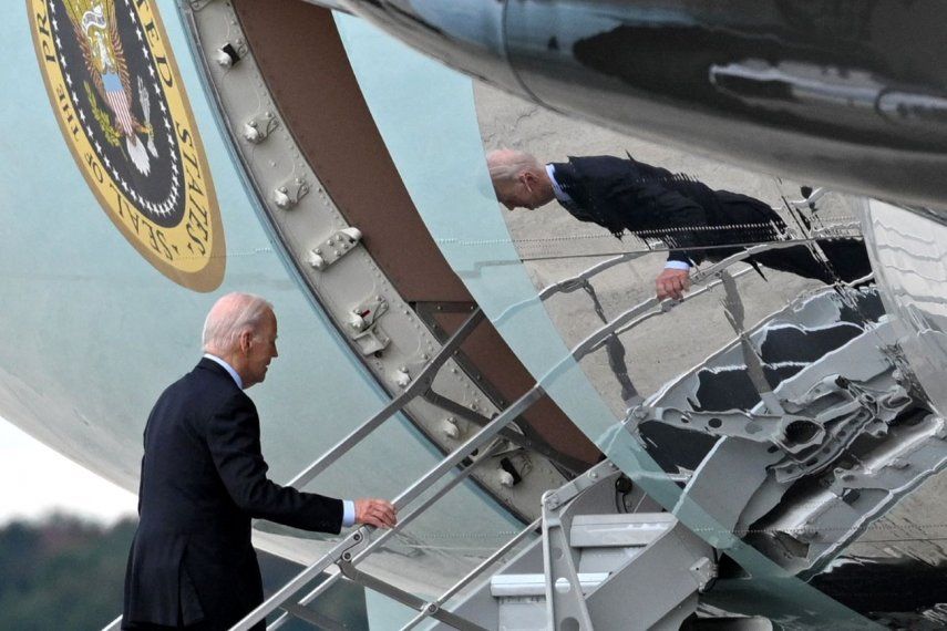 El presidente Joe Biden, aborda el Air Force One en la base conjunta Andrews en Maryland, el 17 de octubre de 2023, cuando partía con destino a Israel.